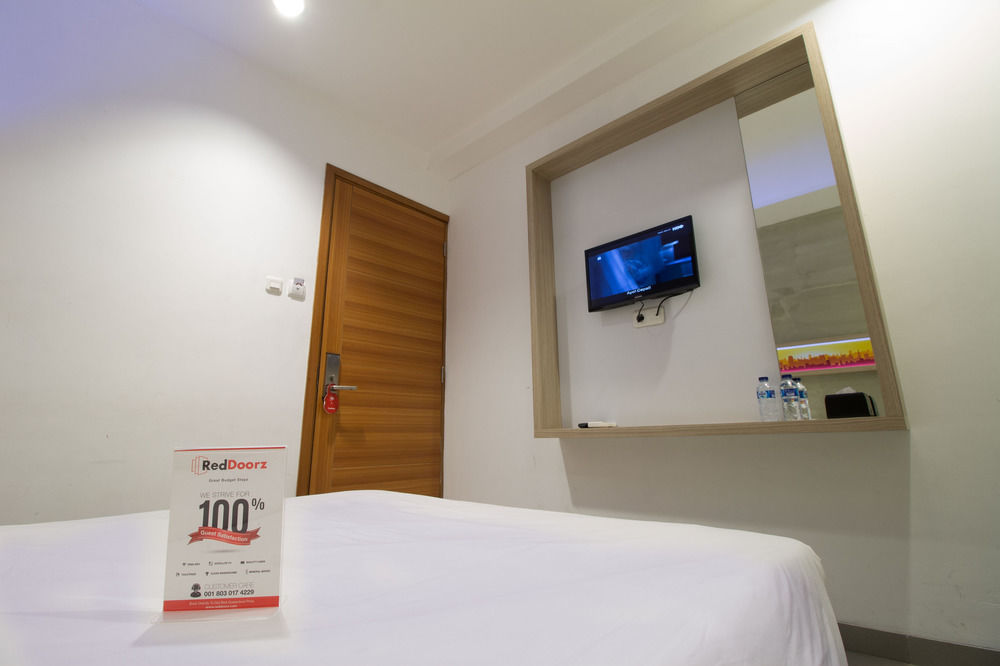 Reddoorz Plus @ Setiabudi Eight Jakarta Kültér fotó