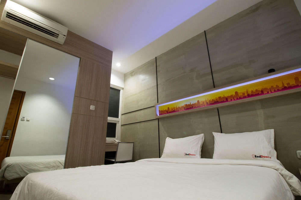Reddoorz Plus @ Setiabudi Eight Jakarta Kültér fotó