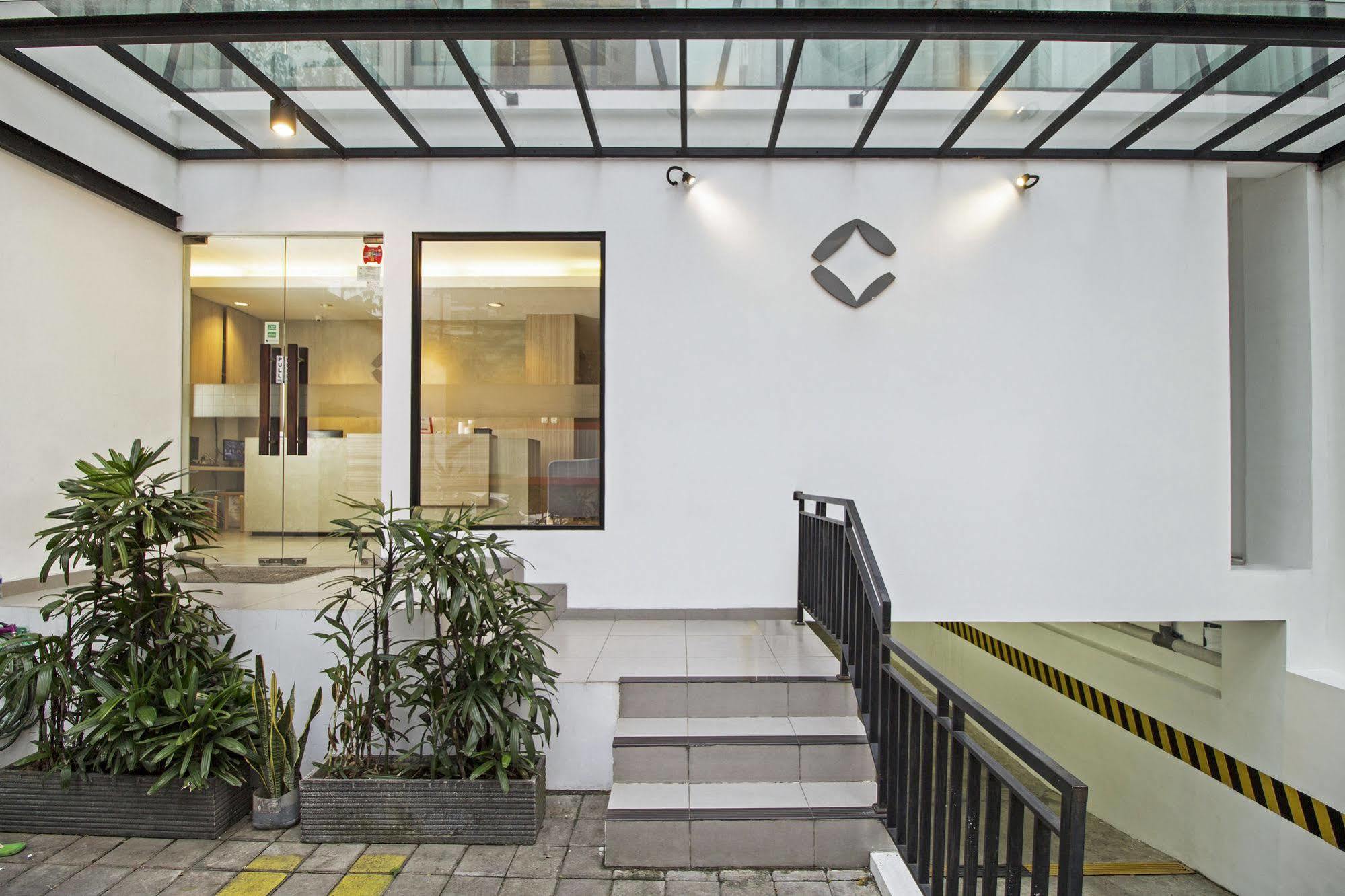Reddoorz Plus @ Setiabudi Eight Jakarta Kültér fotó