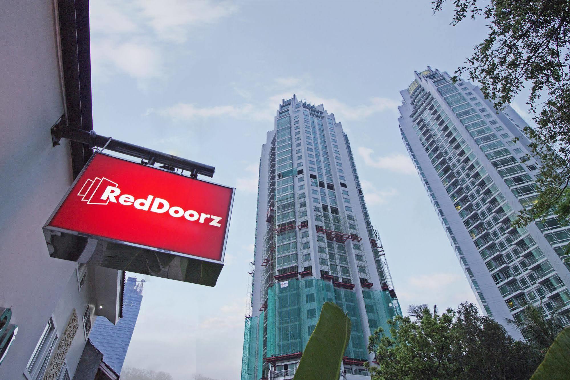 Reddoorz Plus @ Setiabudi Eight Jakarta Kültér fotó
