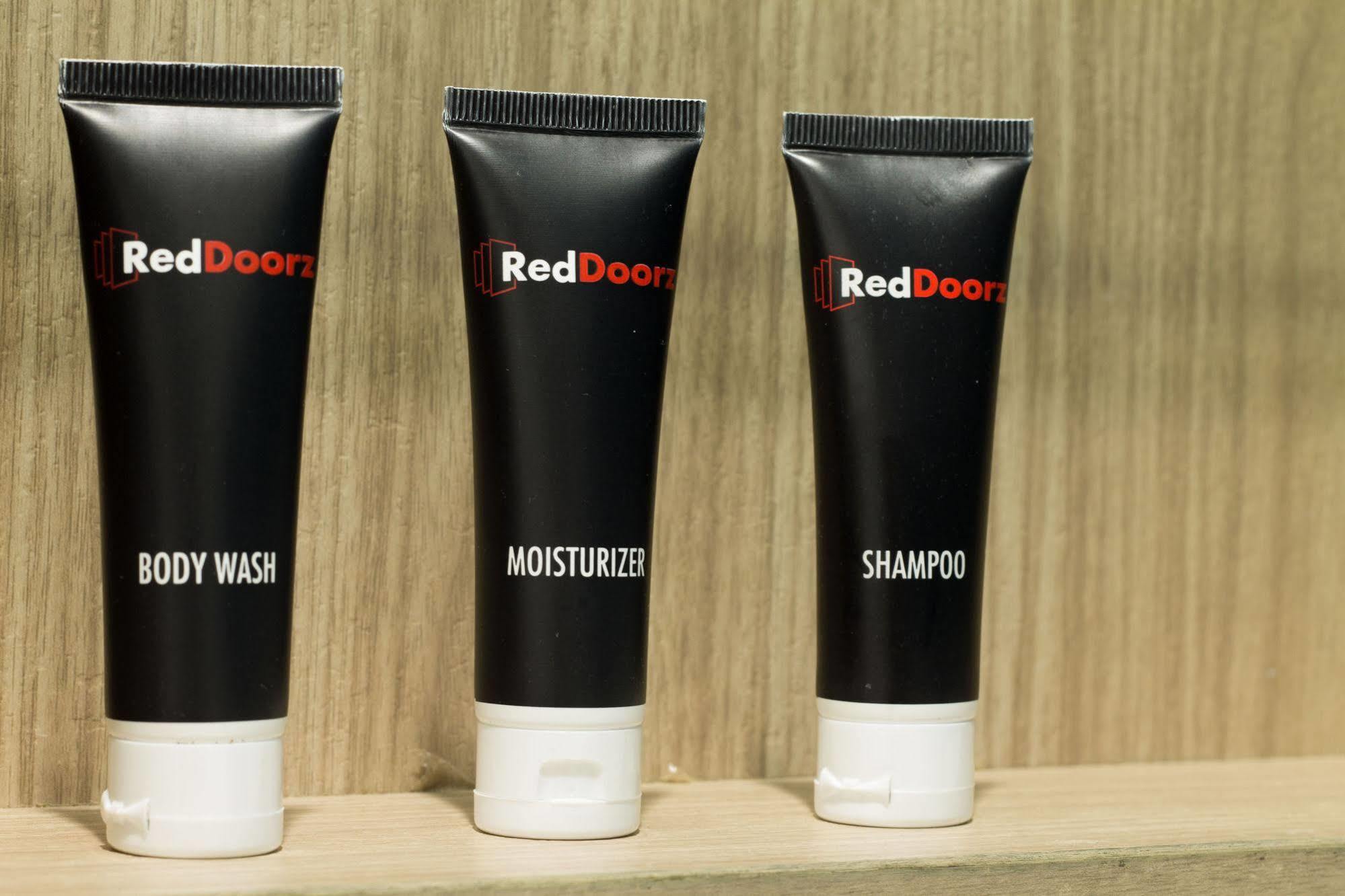 Reddoorz Plus @ Setiabudi Eight Jakarta Kültér fotó