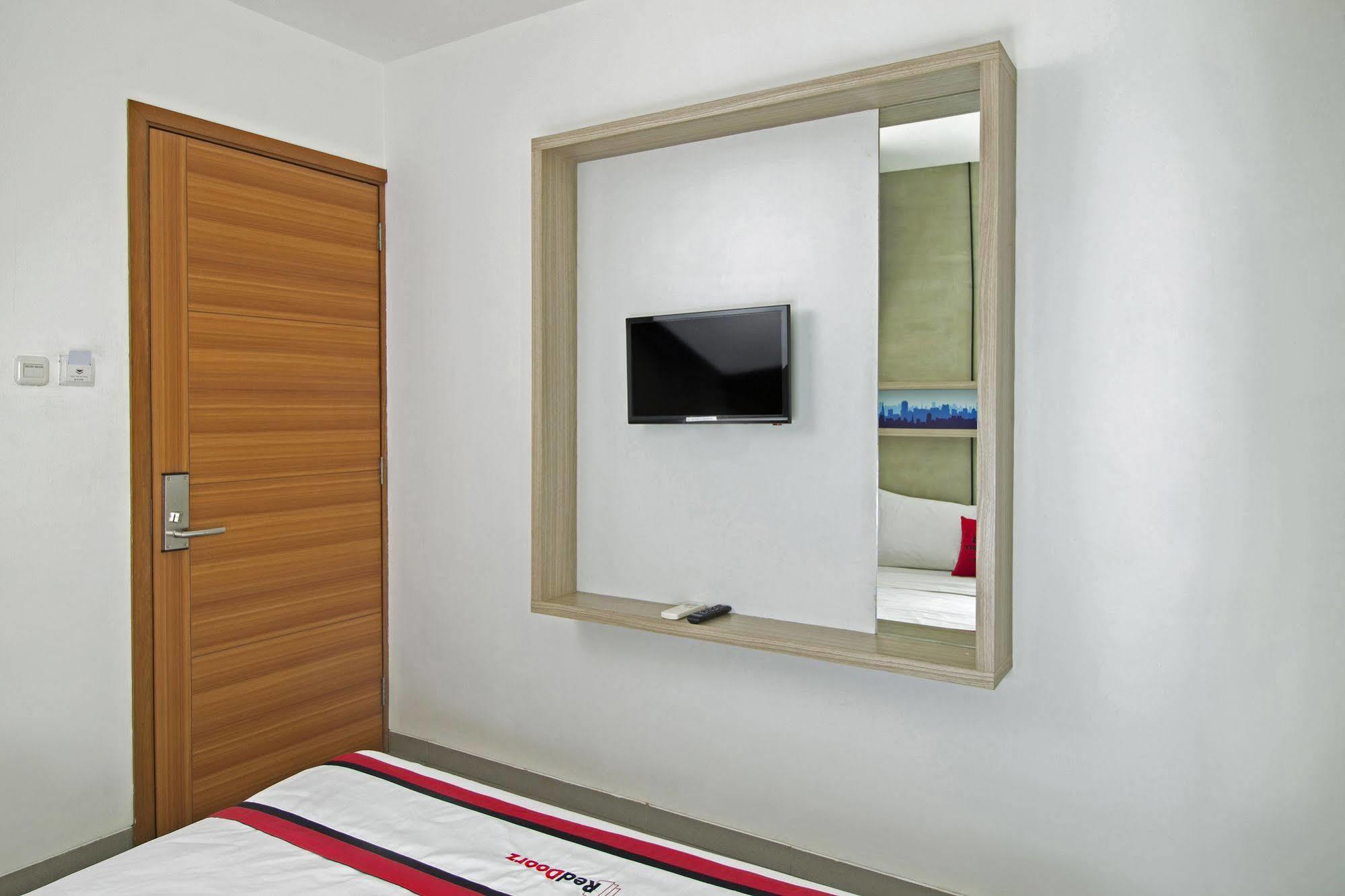 Reddoorz Plus @ Setiabudi Eight Jakarta Kültér fotó