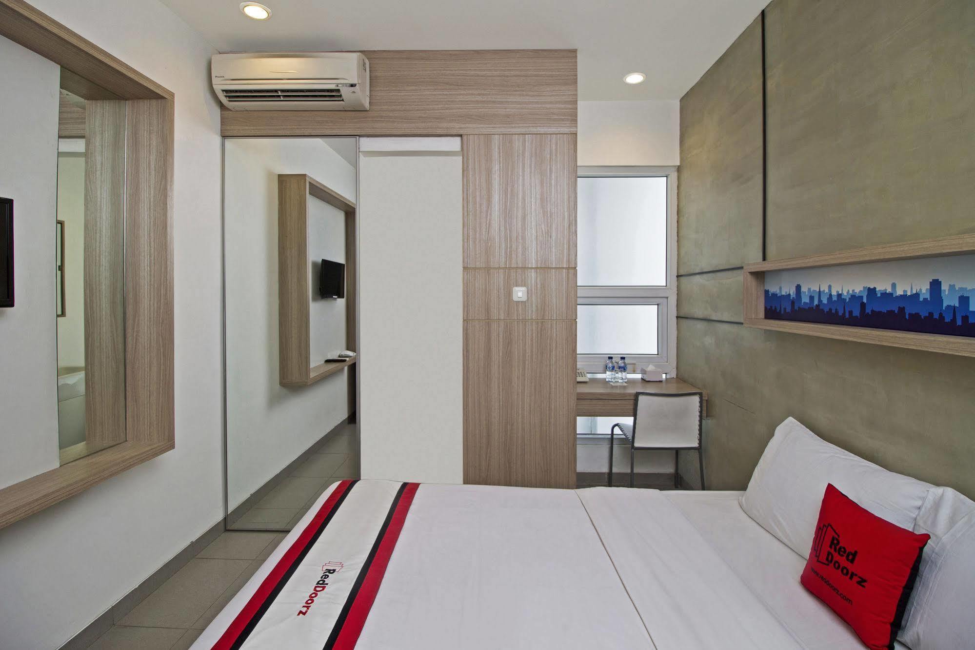 Reddoorz Plus @ Setiabudi Eight Jakarta Kültér fotó