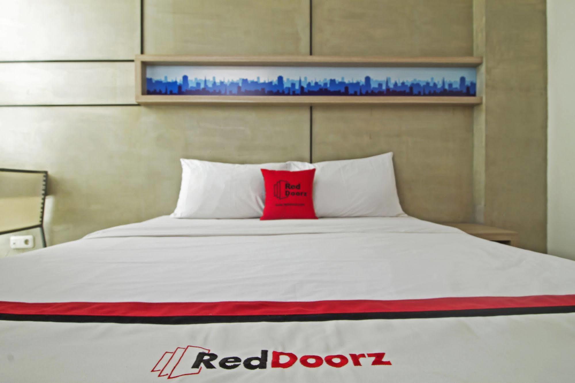 Reddoorz Plus @ Setiabudi Eight Jakarta Kültér fotó