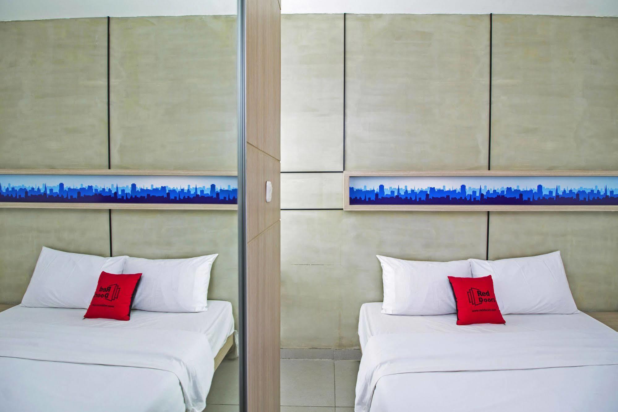 Reddoorz Plus @ Setiabudi Eight Jakarta Kültér fotó