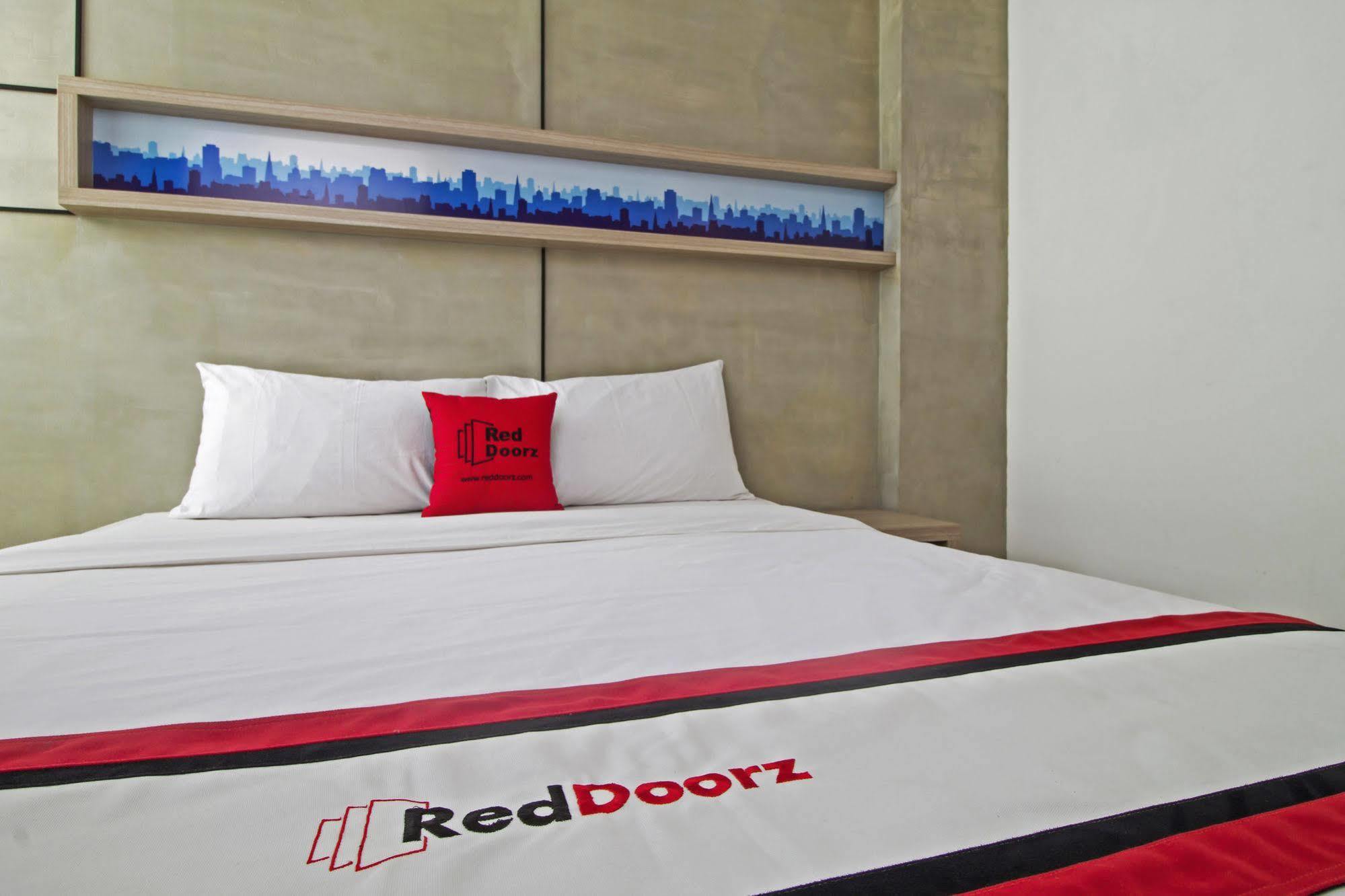 Reddoorz Plus @ Setiabudi Eight Jakarta Kültér fotó