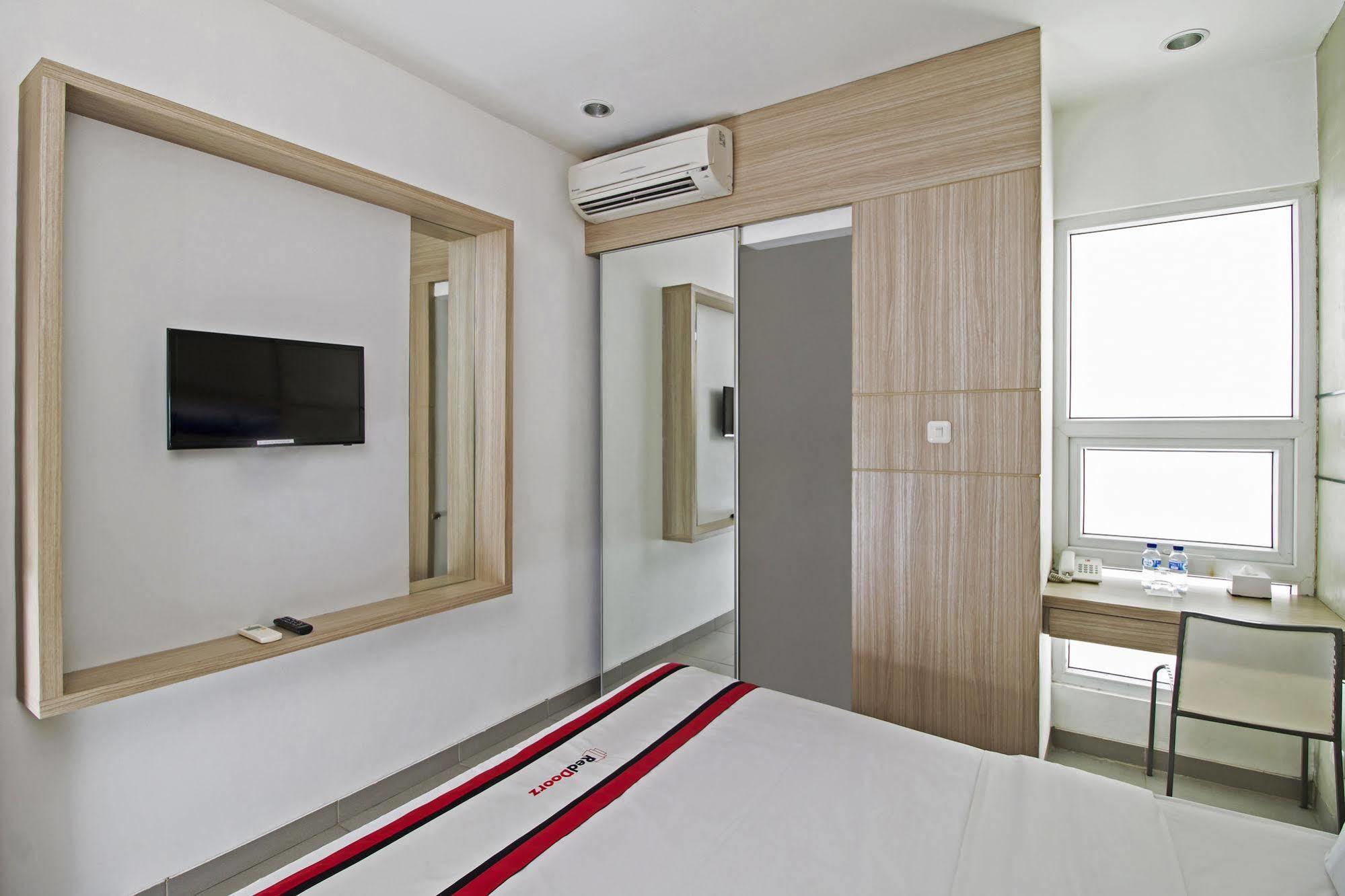 Reddoorz Plus @ Setiabudi Eight Jakarta Kültér fotó