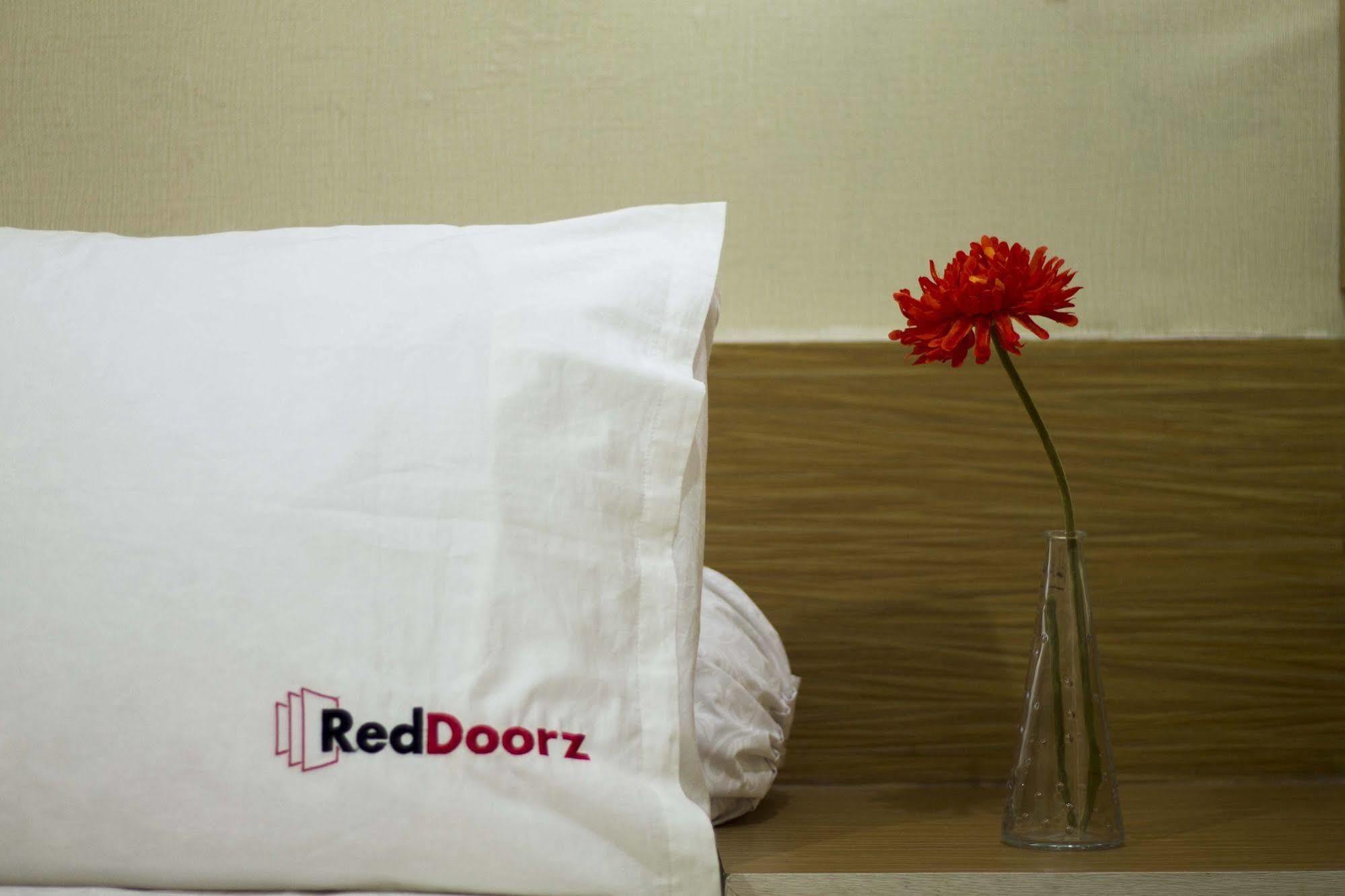 Reddoorz Plus @ Setiabudi Eight Jakarta Kültér fotó